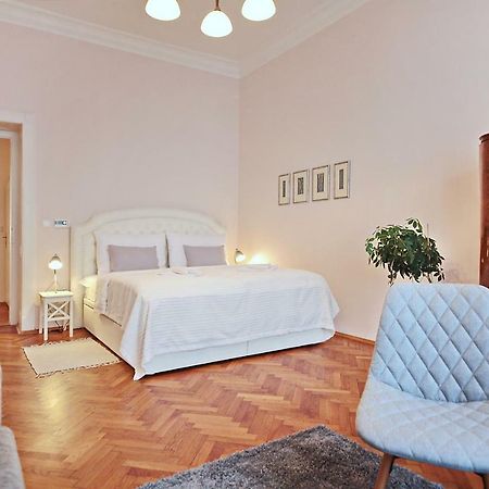 Apartment In The Heart Of Praga Esterno foto